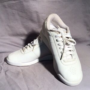 Classic Reebok athletic shoes size 6 1/2